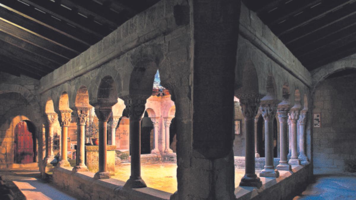 Claustro del antiguo monasterio de Santa Maria de Lluc¿a¿