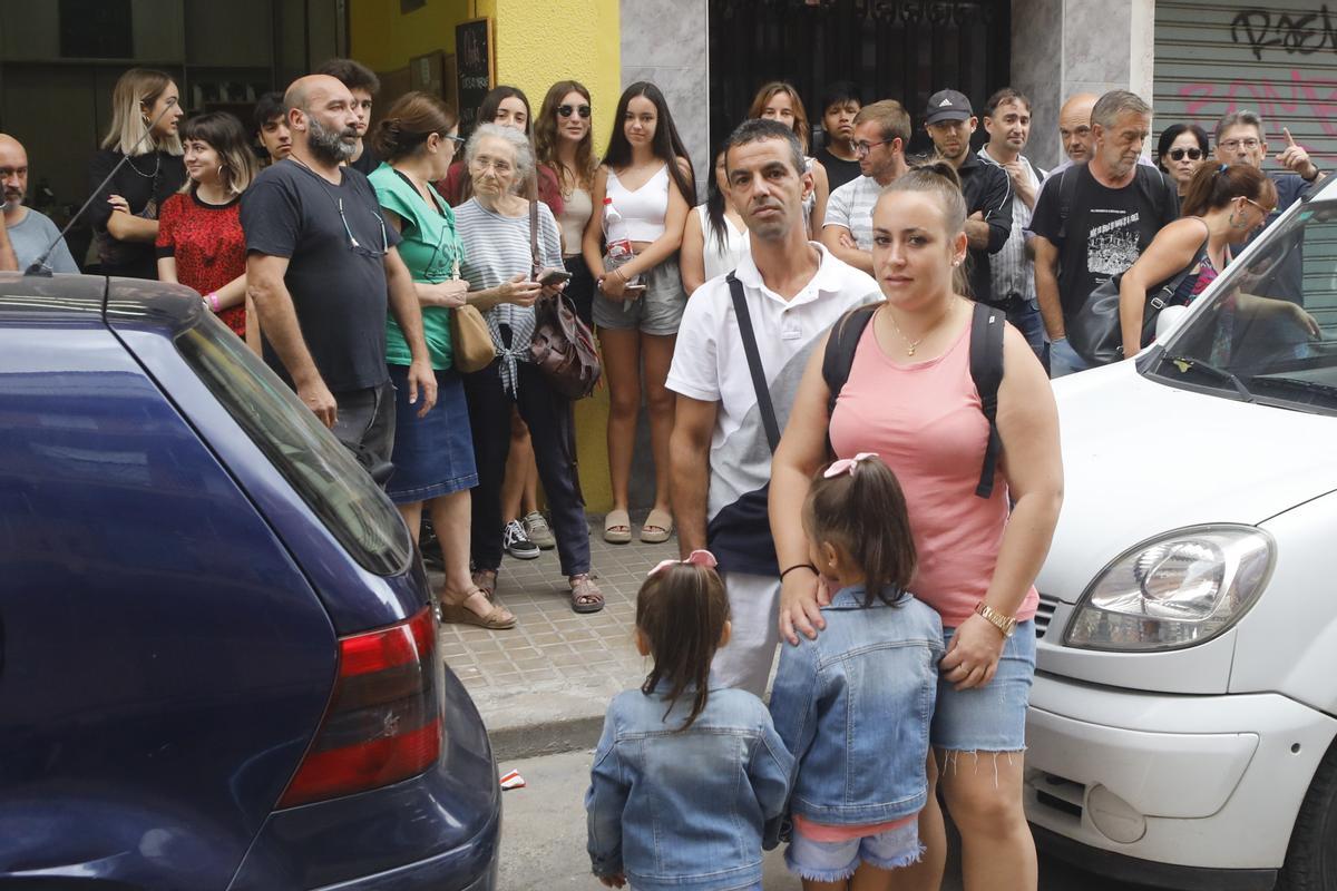 Presión vecinal para evitar el desahucio de la familia de Raquel, en septiembre de 2019