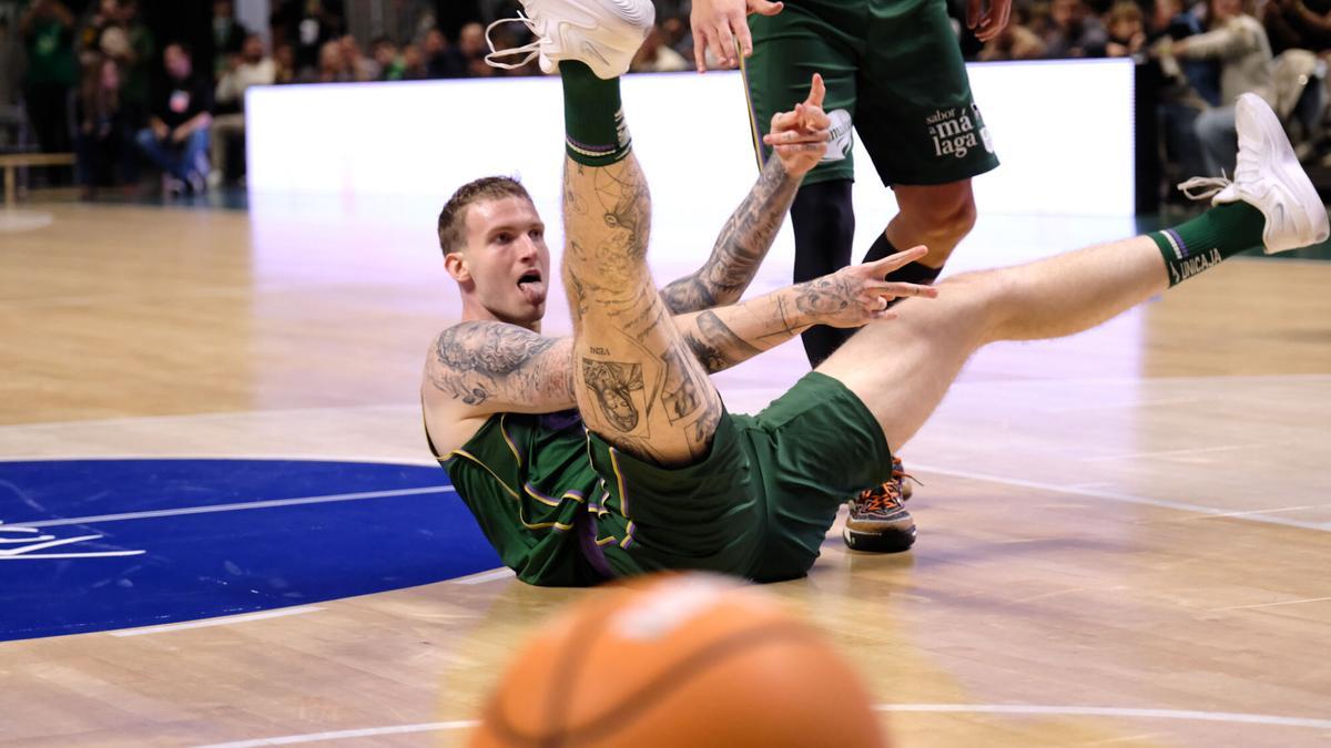 Balcerowski, en el suelo, durante el partido entre el Unicaja CB y el BAXI Manresa
