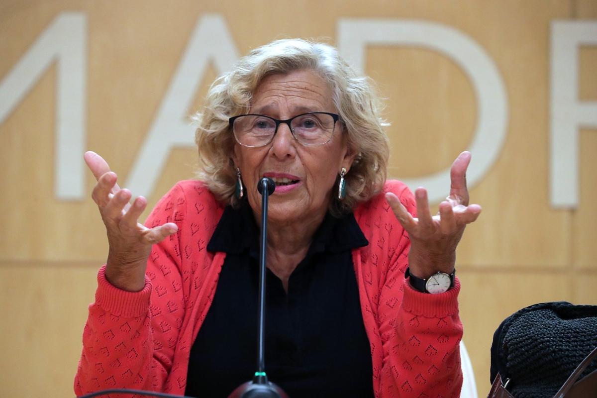 GRAF9435 MADRID, 10/9/2018.- La alcaldesa de Madrid, Manuela Carmena durante de la rueda de prensa que ha ofrecido hoy en el Palacio de Cibeles para anunciar formalmente que opta a la reelección y que lo hará en una plataforma que -ha dicho- no creará ella sino todo Madrid.Carmena ha asegurado que ha aceptado ser candidata ante la insistencia de sus ediles, jóvenes llenos de vida que le han hecho ver que su proyecto está por concluir y que para ello era necesario que ella siguiese liderando el equipo EFE/Zipi.