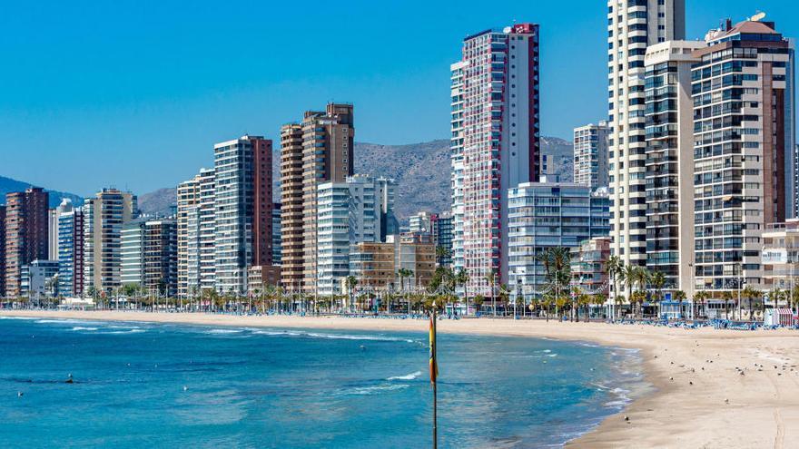 Hoy se puede ir ya a la playa en Benidorm, que reabre por fin sus playas.