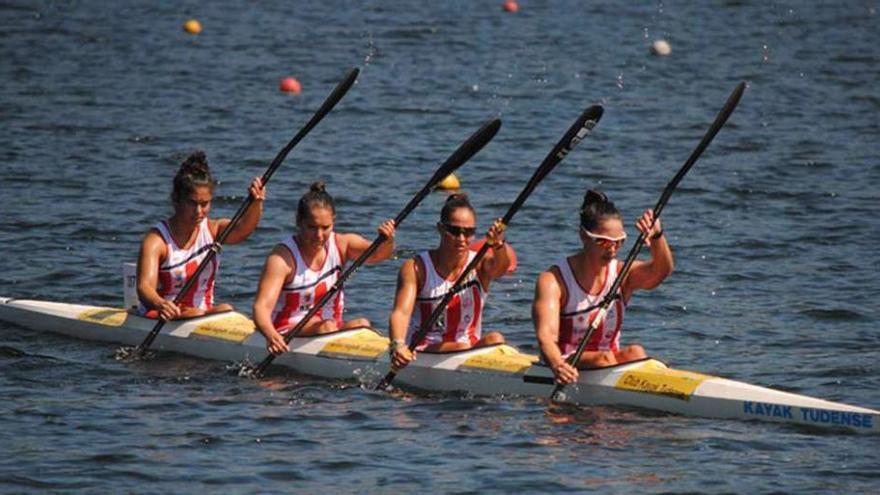 El K4 damas del Kayak Tudense, durante una prueba. // FDV