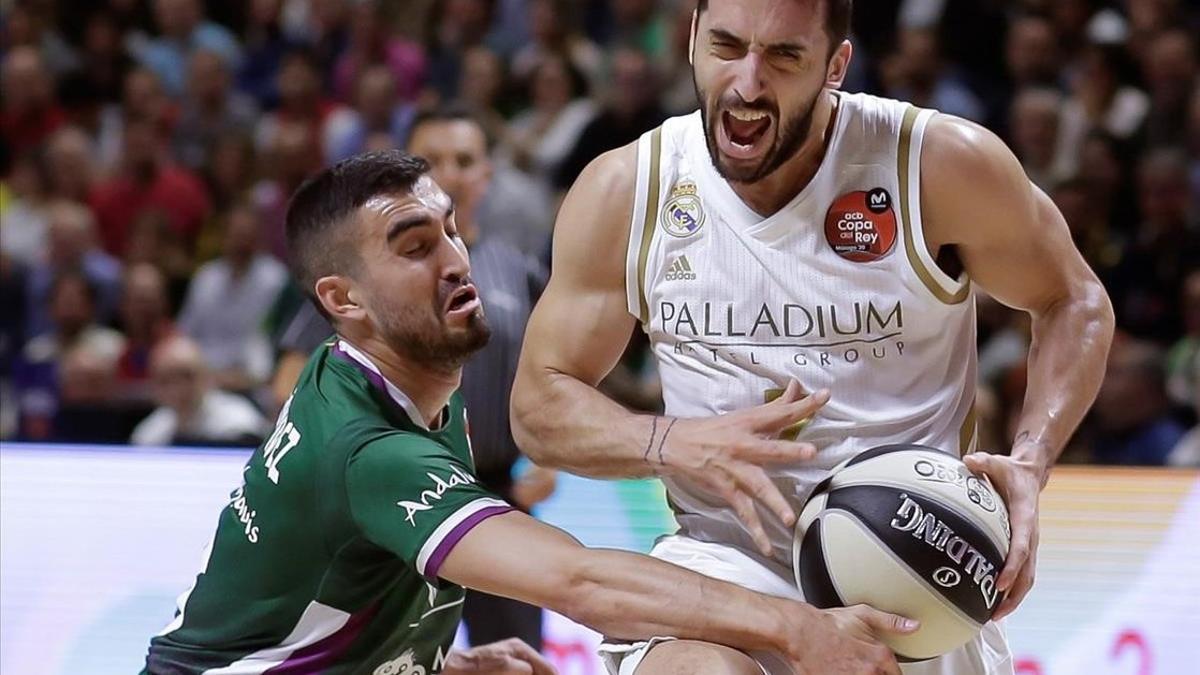 El madridista Campazzo controla el balón presionado por Jaime Fernández, que se retiró lesionado