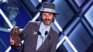 Leiva recoge el premio en ausencia de Joaquín Sabina, con quien compuso Sintiéndolo mucho.