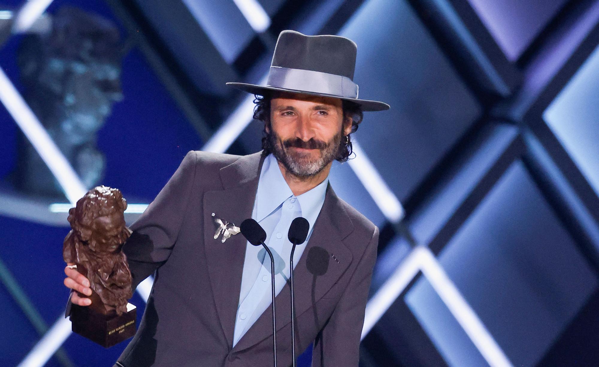 Leiva recoge el premio en ausencia de Joaquín Sabina, con quien compuso 'Sintiéndolo mucho'.