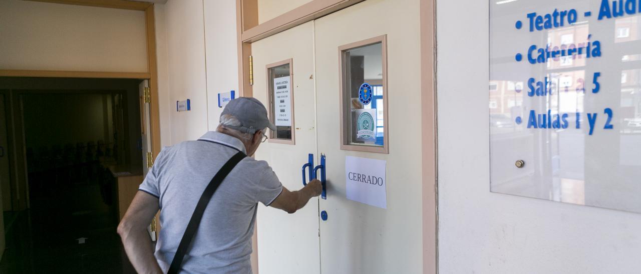 La cafetería de Los Canapés, con el cartel de «cerrado».