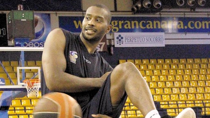 Zabian Dowdell, último refuerzo del Gran Canaria 2014, realiza un gesto técnico en el Centro Insular.