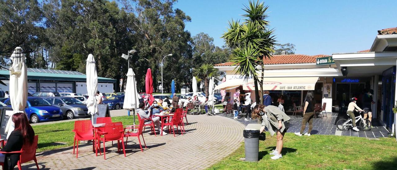 Los centros comerciales O Redondo (izquierda) y La Aldea (derecha), ayer.