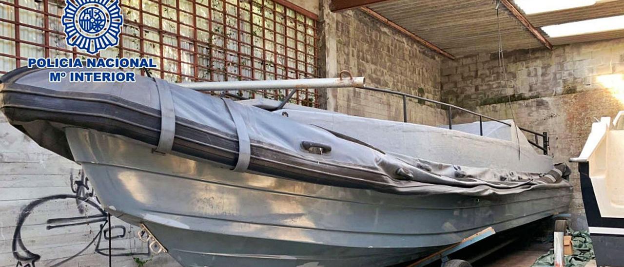 Embarcación semirrígida localizada en una nave de Ribeira en abril pasado. |   // POLICÍA NACIONAL