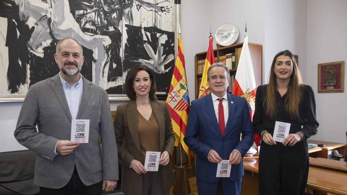 El presidente, Juan Antonio Sánchez Quero, y la vicepresidenta, Teresa Ladrero, con Nerea Marín (En Común-IU) y José Manuel Latorre (CHA).