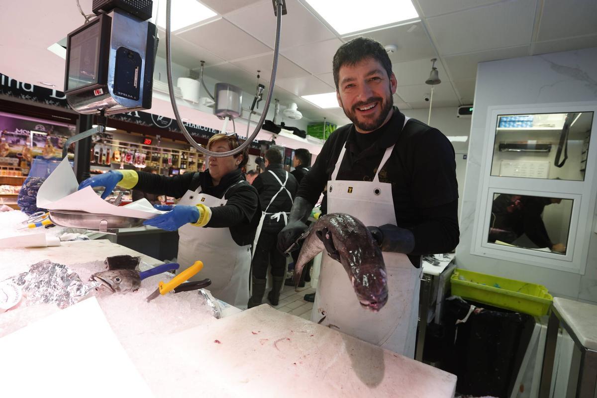 Avilés. Reportaje en pescaderías del mercado por la repercusión de la huelga de pescadores