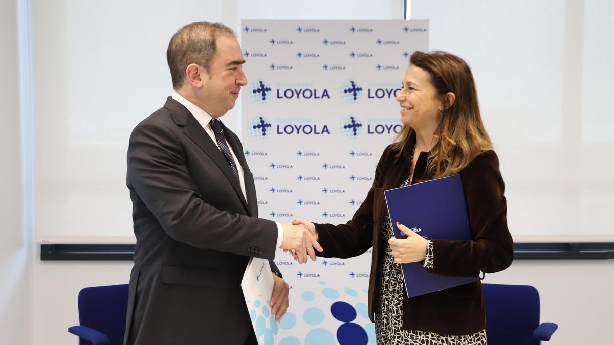 Fabio Gómez-Estern y María José Daza, tras la firma del convenio.