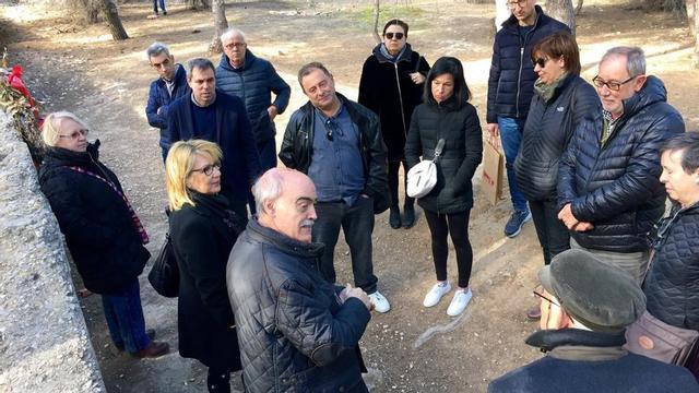 Familias de madrileños fusilados por el franquismo, en el paredón de Paterna (Valencia)