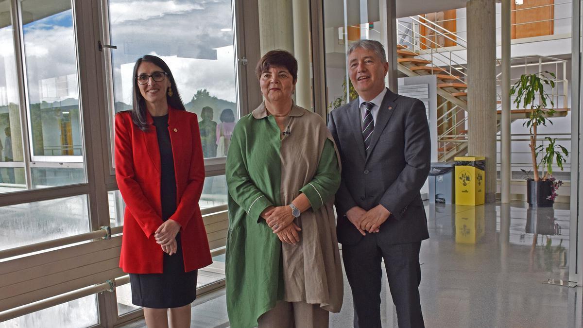 Carmen García Mateo (c), el día de su toma de posesión como rectora de la Universidad de Vigo, junto a sus homólogos Rosa Crujeiras (Santiago de Compostela) y Ricardo Cao (A Coruña )