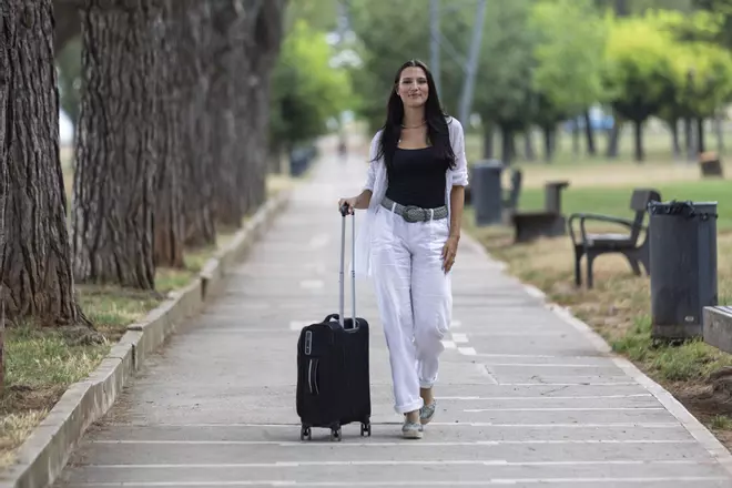 Anna Fernández, hostessa de vol: "Cada dia que vaig a treballar accepto que puc morir"