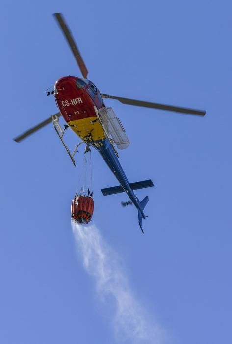 TEJEDA. Incendio en La Cumbre, helicoptero en labores de extición.  | 11/08/2019 | Fotógrafo: José Pérez Curbelo