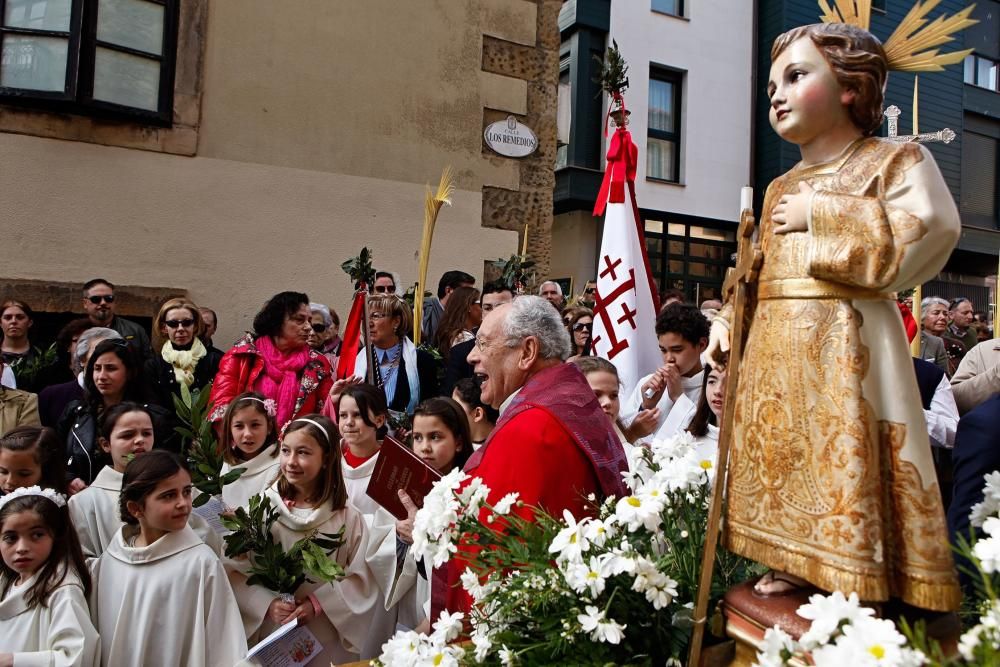 Procesión y bendición de los ramos en Gijón.