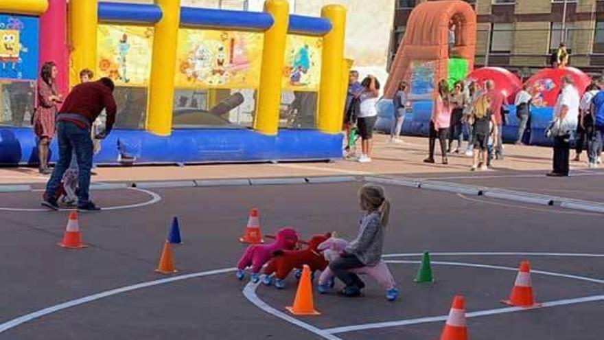 Juegos infantiles en el patio del colegio El Pilar.