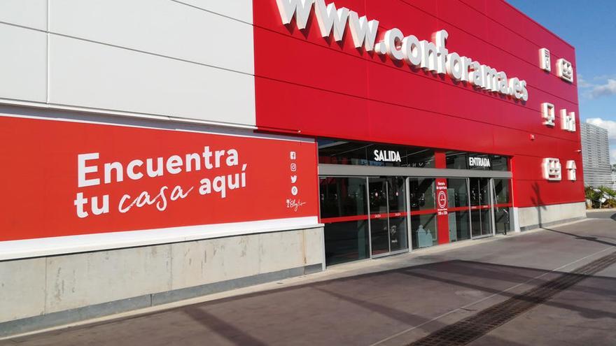 Fachada de la tienda de Conforama en el parque empresarial Bahía Azul.