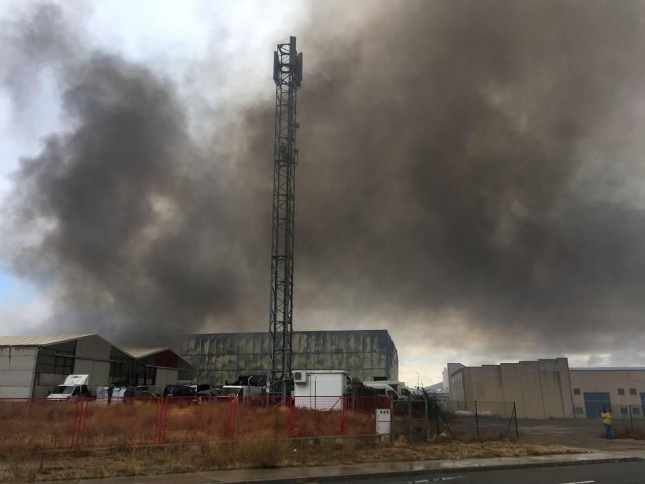 Una fábrica de Ávila, devorada por el fuego