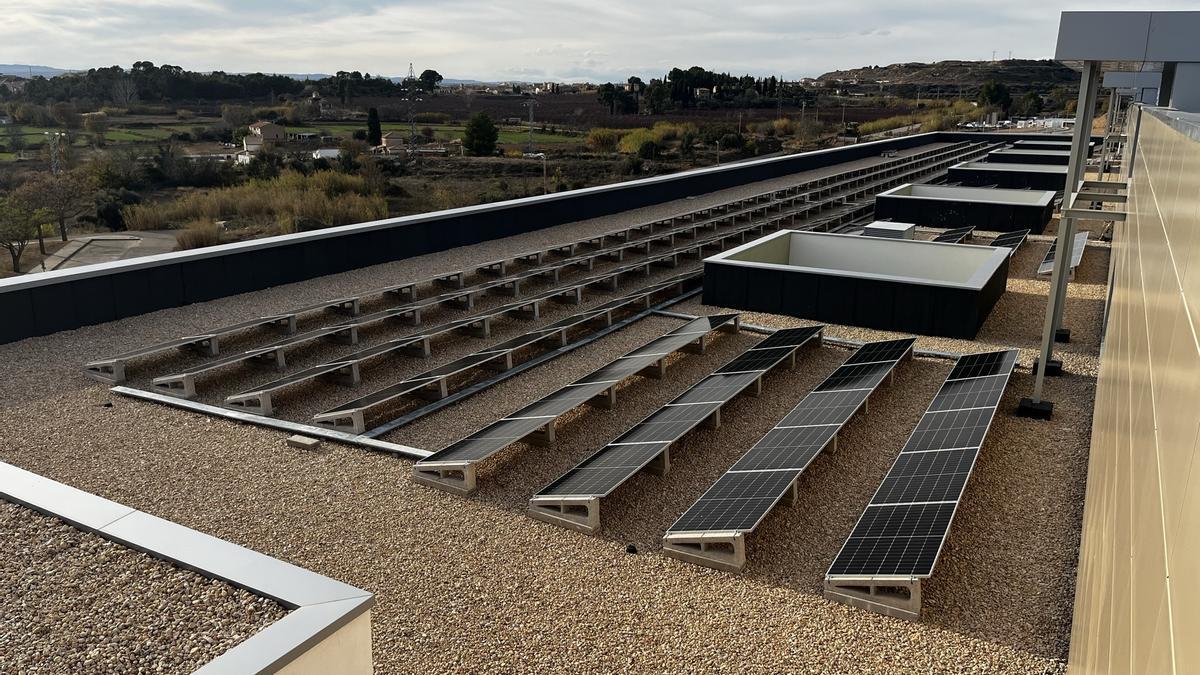 Los paneles solares colocados contribuirán a producir agua caliente y los paneles fotovoltaicos electricidad.