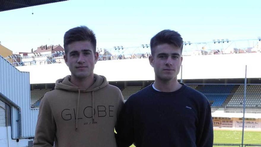 Jorge, a la izquierda, y Berto, ante el estadio Suárez Puerta.