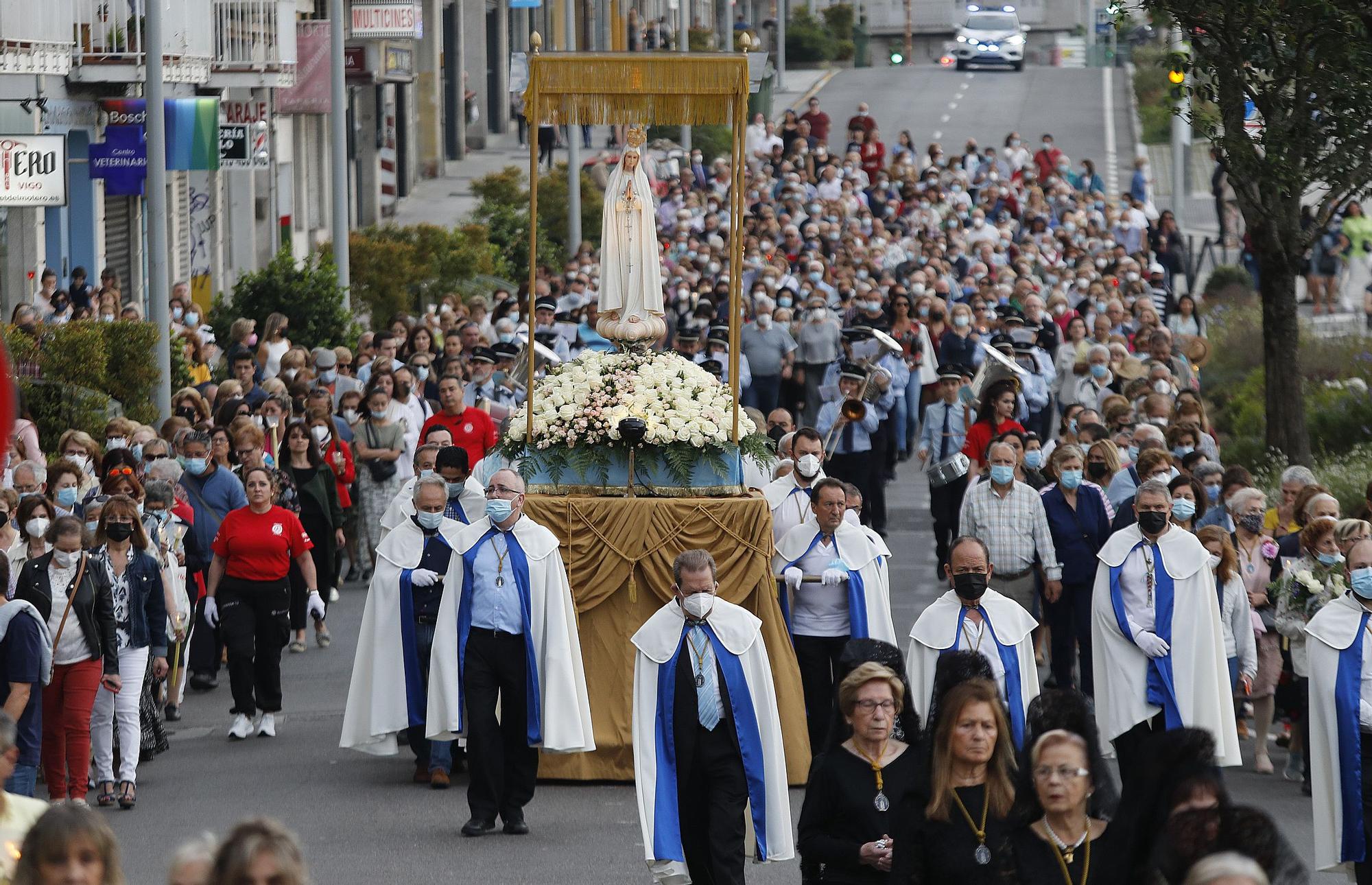 Los fieles vuelven a arropar a la Virgen de Fátima