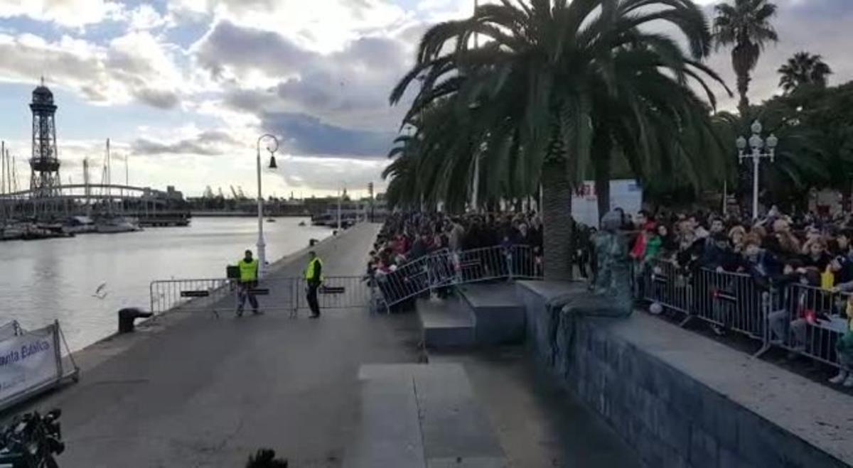 Gent preparada a les quatre de la tarda per rebre els Reis, al moll de la Fusta, aquest dimarts.