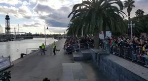 Gent preparada a les quatre de la tarda per rebre els Reis, al moll de la Fusta, aquest dimarts.