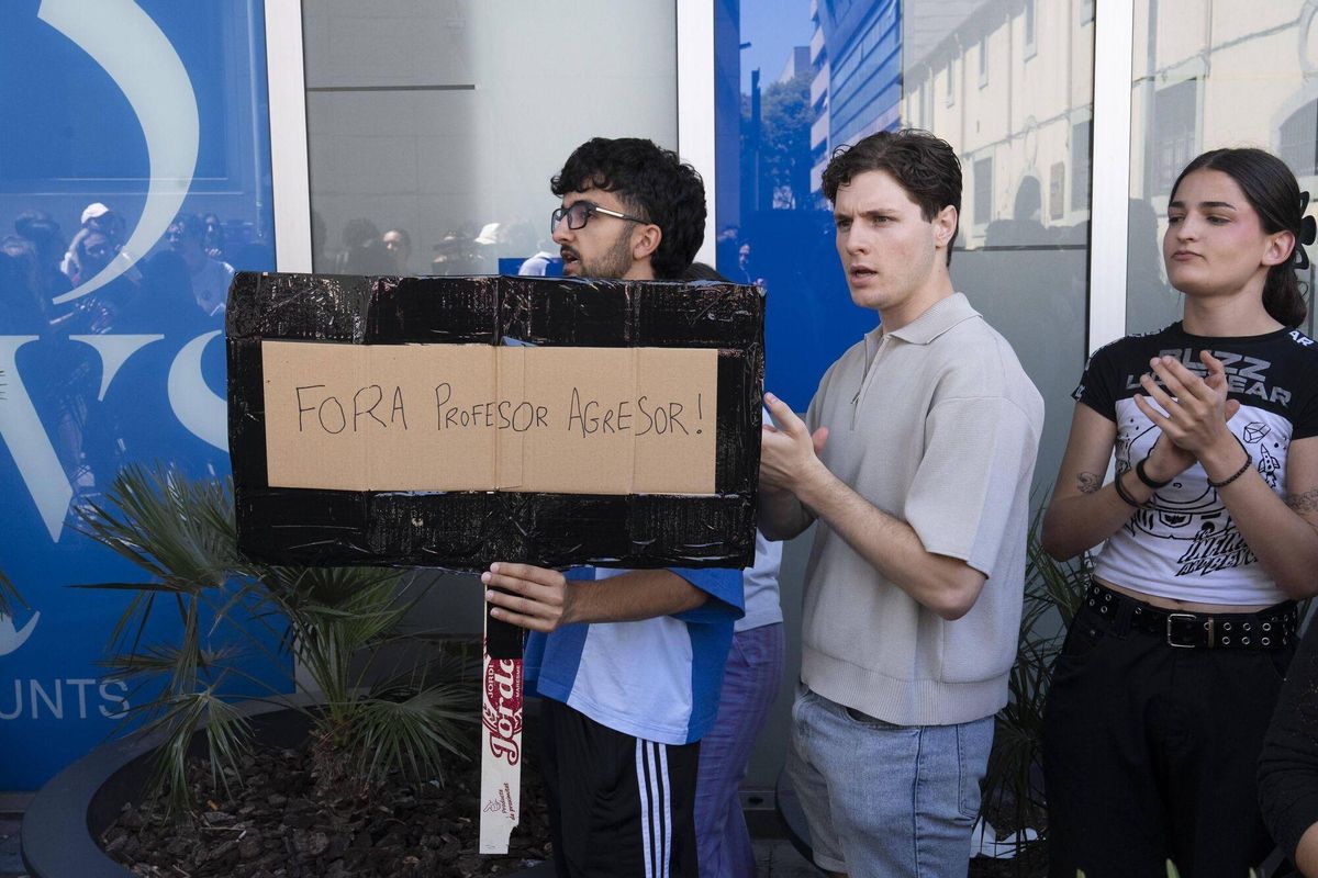 Alumnos y alumnas del Conservatori del Liceu se concentran en la sede del conservatorio de Nou de la Rambla para protestar contra los abusos