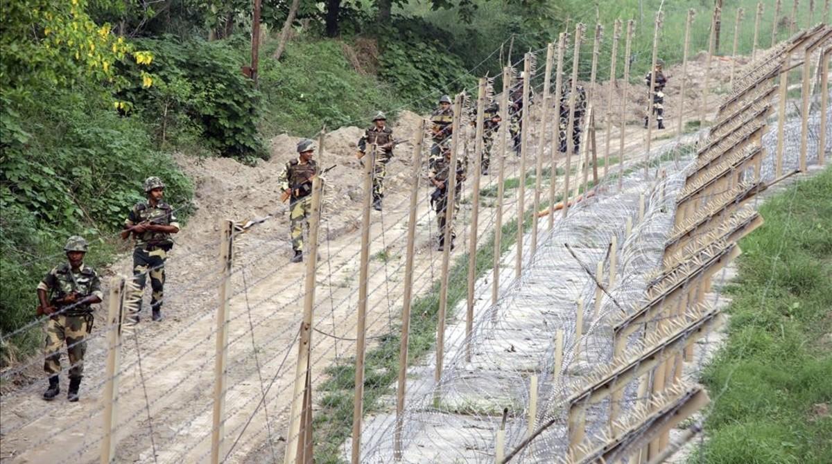 Militares indios patrullan en la valla de Chenab, cerca de la frontera entre India y Pakistán, a 60 kilómetros de Cachemira, el 26 de septiembre del 2016.