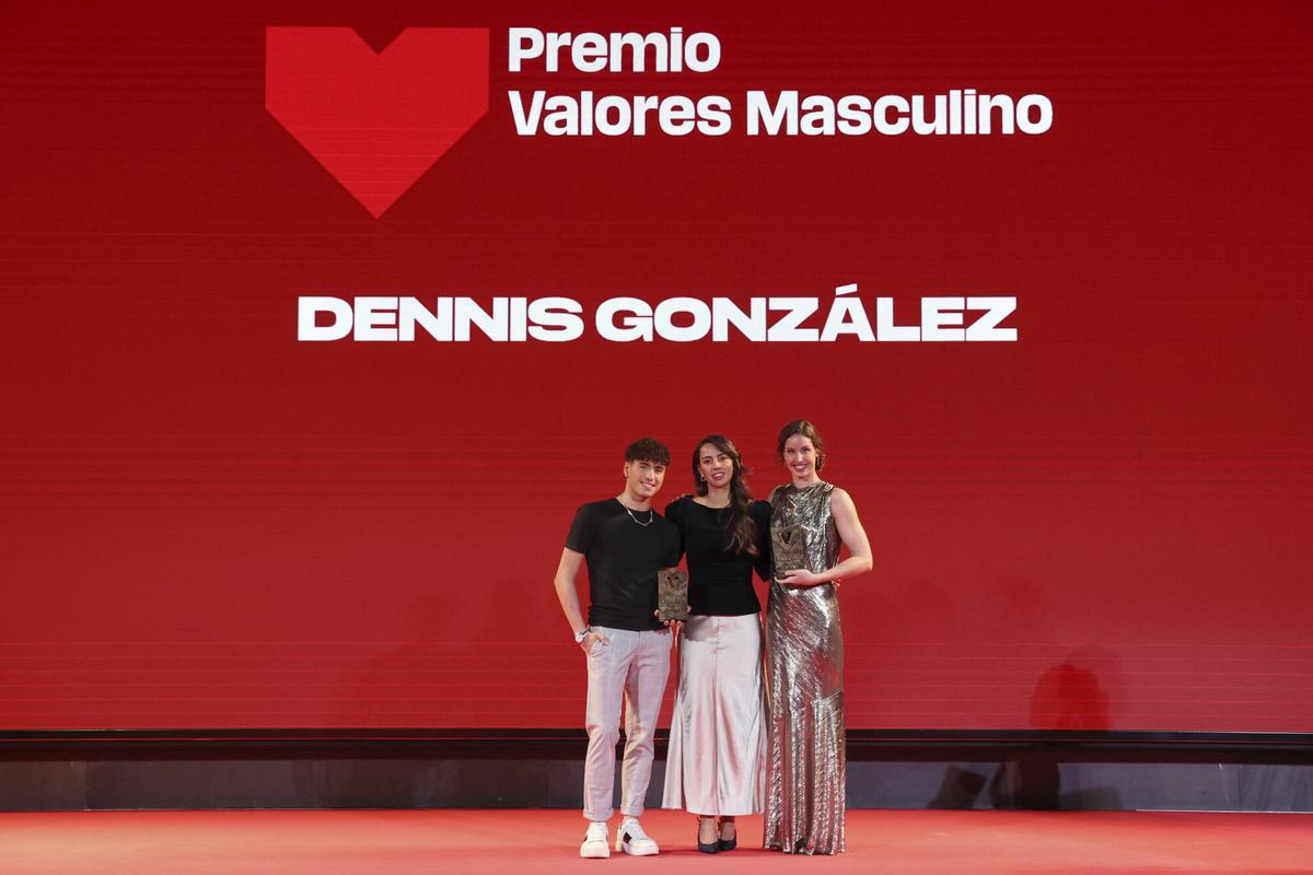 VIII Gala Valores del deporte de Diario Sport 2025.  Premio Valores Masculino: Dennis González, campeón del mundo en natación artística. Entrega el premio Iulene Servent, subdirectora del Diario Sport