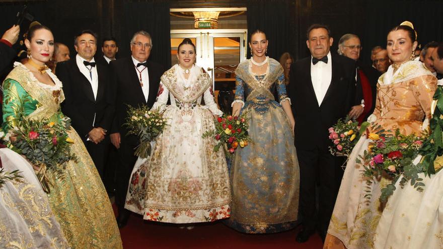 La «Regina», Noelia Durbán, en el centro, con la fallera mayor de Valencia, el presidente de Lo Rat Penat y Alfonso Ussía.