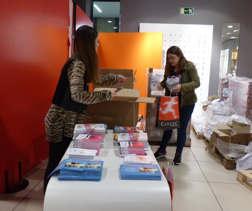 Recogida de dorsales en el Thader para la IV Carrera de la Mujer (Mañana)