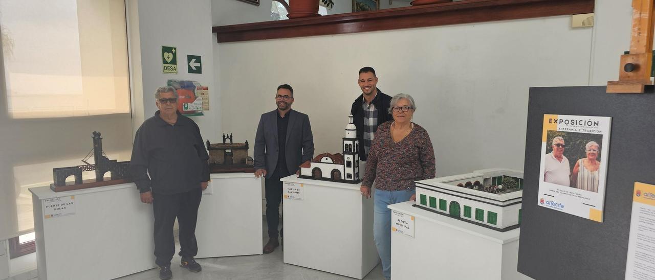 Dos artesanos exponen sus maquetas en piedra de edificios históricos de Arrecife