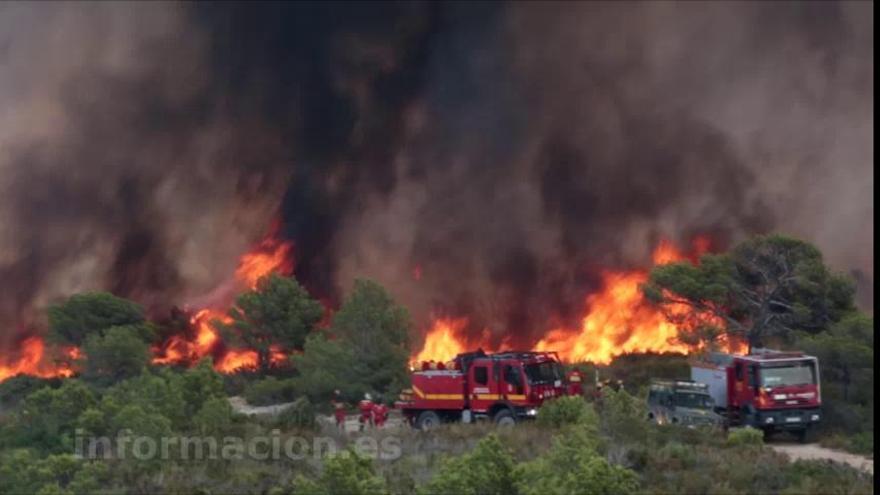 El fuego devora el paraje La Granadella y calcina viviendas en Xàbia y Benitatxell