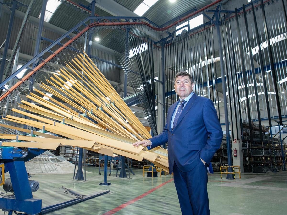 El director general de Itesal, Armando Mateos, junto a unos perfiles de aluminio en la fábrica de Pina de Ebro.
