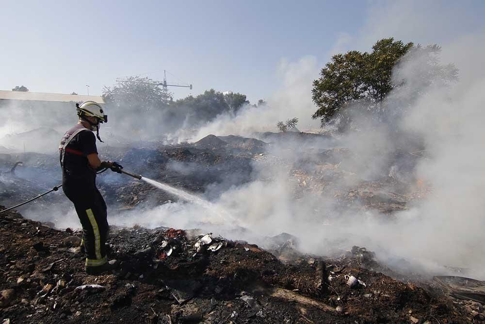 Incendio en el Camino de Carbonell junto a un asentamiento