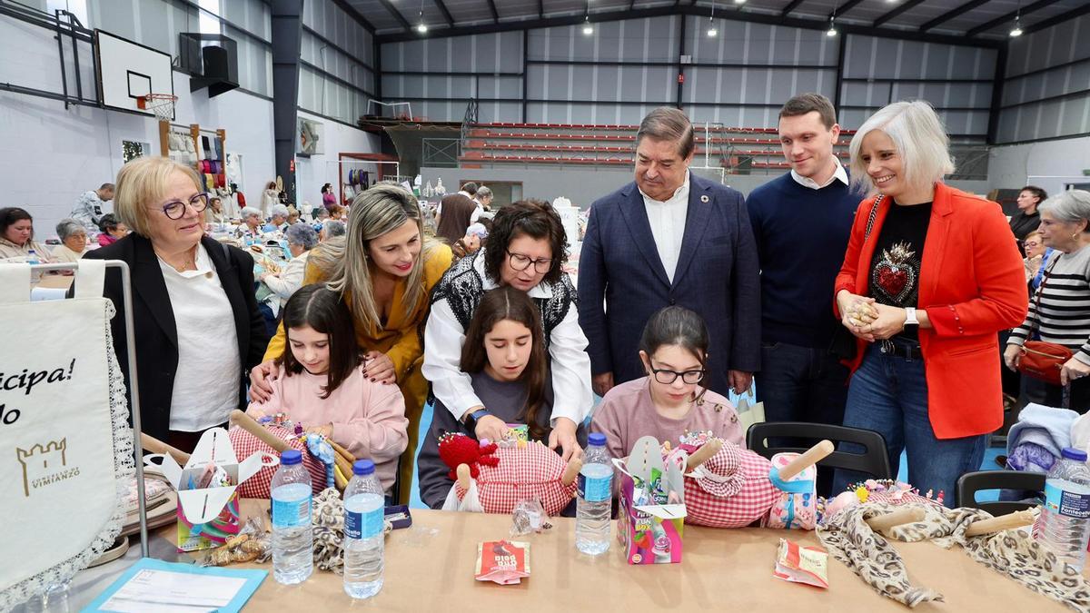 Autoridades cun grupo de mozas na Xuntanza de Palilleiras celebrada este sábado en Vimianzo.