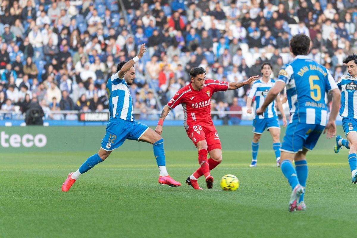 Carracedo conduce el balón ante la oposición de Quagliatta, este martes, en Riazor.