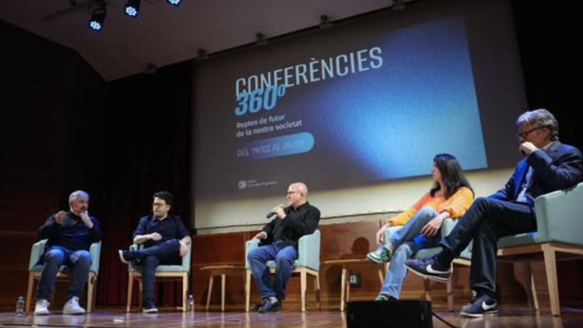 Sergi Mas, formado por una mesa redonda con Joan Vehils, Cristina Cubero, Ivan Álvarez y Gaby Fernández en el debate 'Conferències 360'