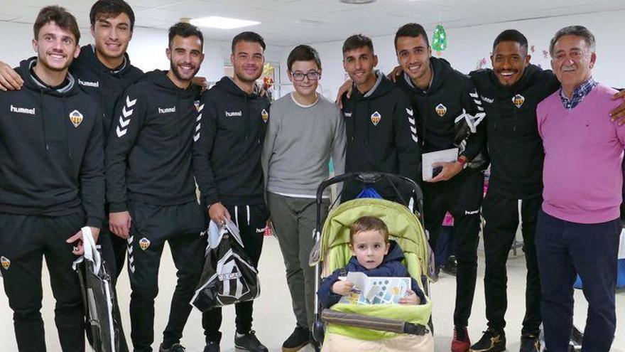 La plantilla del CD Castellón visita a la planta de pediatría del Hospital General