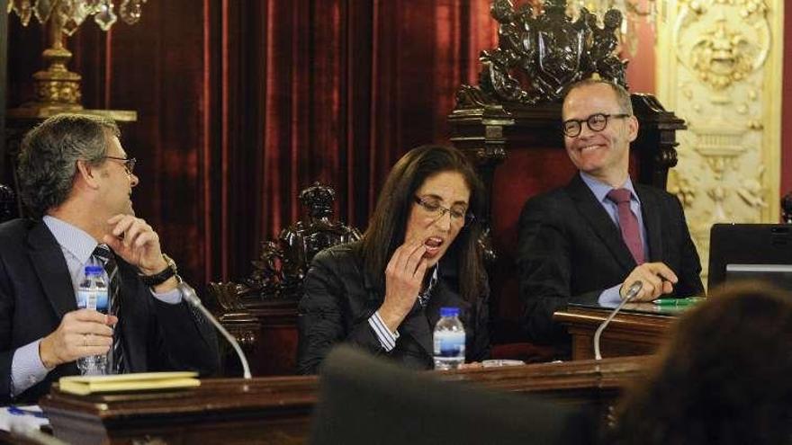 El alcalde en un momento del pleno con Isabel Castelo. // B.Lorenzo