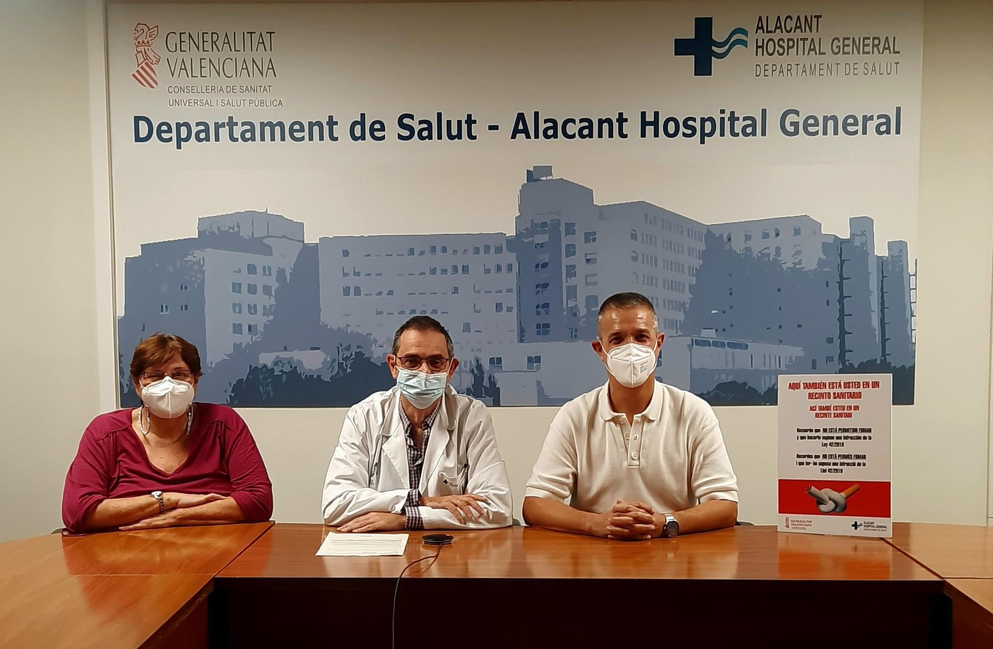 Francis Camarena, psicóloga clínica; el doctor Santos Asensio, responsable de la Unidad de Tabaquismo y el doctor Vicente Garijo, médico de conductas adictivas del centro de salud de Benalúa