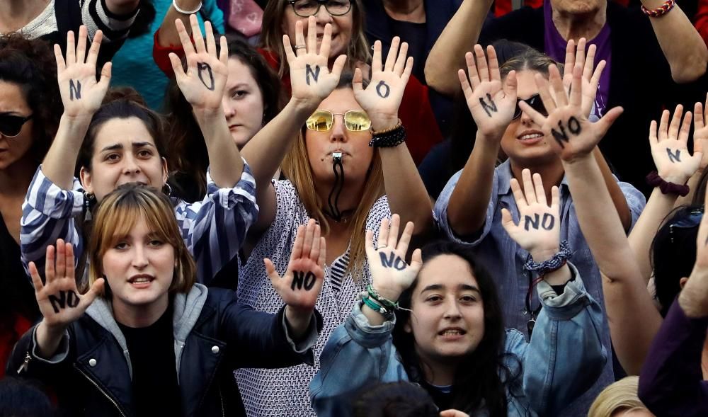 Cientos de personas claman en València contra ...