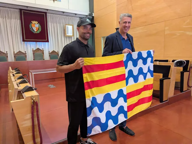Homenaje a un vecino ilustre: el primer entrenador español de la NBA es recibido por Albiol en el Ayuntamiento de Badalona