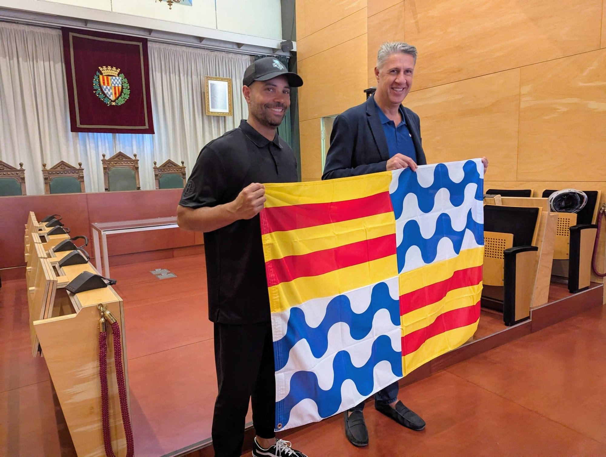 El entrenador de los Brooklyn Nets, Jordi Fernàndez, junto al alcalde Albiol en el salón de sesiones del Ayuntamiento de Badalona