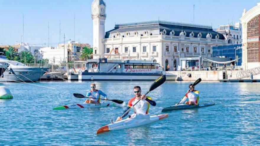 El piragüista olímpico Saúl Craviotto entrena en la Marina de València