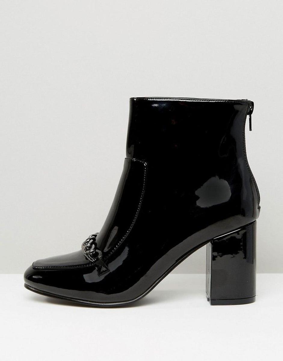 Bota de charol con detalle cadena (Precio: 19.99 euros)
