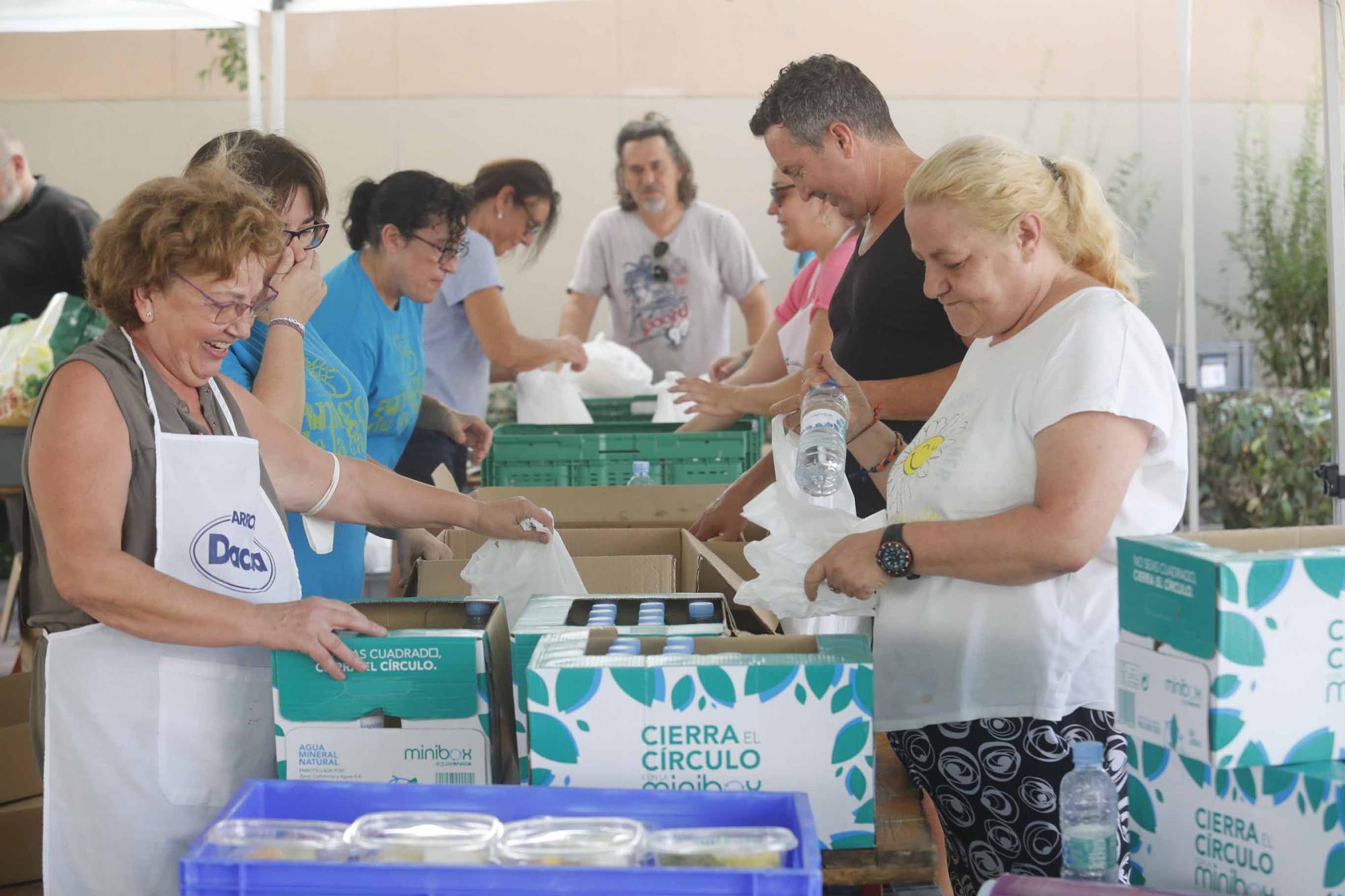 Amigos de la calle reparte comida en ocho rutas ante el incesante calor.